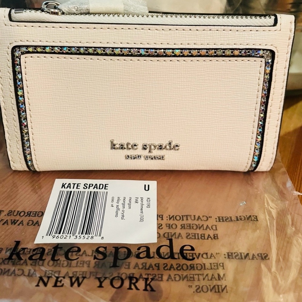 NWT Kate Spade White Wallet with Silver accents. Includes gift 🎁 box - Picture 2 of 8
